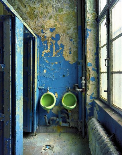 boys room in the former jewish school on Auguststraße, Berlin © Harf Zimmermann - Courtesy Chaussee 36