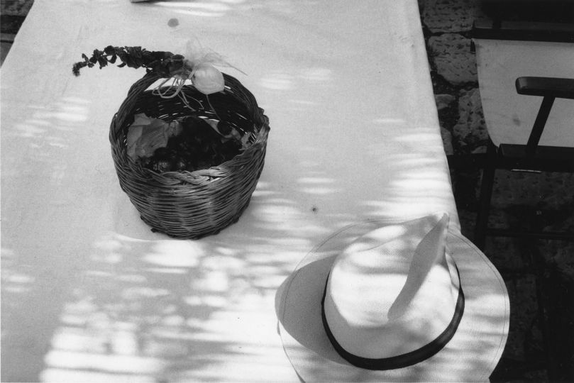 Hervé Guibert - Le panier de fraises, Santa Caterina, 1990 Tirage gélatino-argentique d’époque © Estate Hervé Guibert / ADAGP, Paris, 2026 Courtesy Les Douches la Galerie, Paris