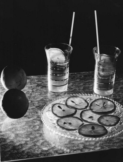Jean-Claude Gautrand - Rafraichissement, 1955-60 Tirage gélatino-argentique d’époque, réalisé par l’artiste © Estate Jean-Claude Gautrand Courtesy Les Douches la Galerie, Paris