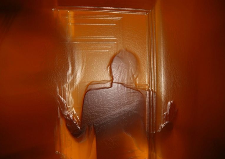 Cires fille orange © Marthe Lazarus