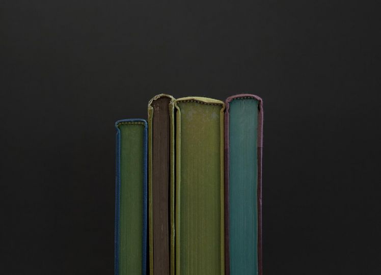 Reading November Chartreuse © Mary Ellen Bartley - Courtesy Yancey Richardson