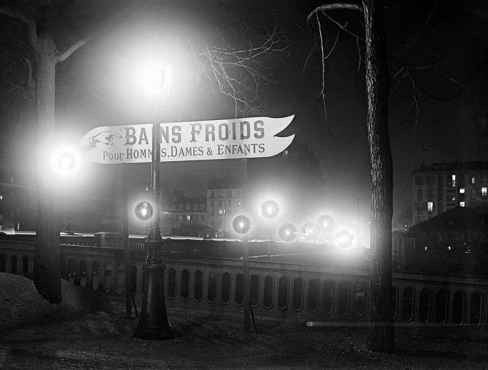 Paris, la nuit. L'entrée de l'île aux cygnes. © Pierre Jahan / Roger-Viollet