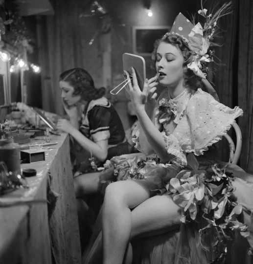 Loges des Folies-Bergère. Paris (9e arr.), 1937. © Gaston Paris / Roger-Viollet