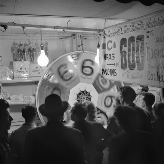 Loterie publique. Paris, 1957. © Jack Nisberg / Roger-Viollet