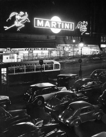Enseignes lumineuses de la brasserie Wepler de nuit, place de Clichy. Paris, années 1950. Photographie de Janine Niepce (1921-2007). © Janine Niepce / Roger-Viollet