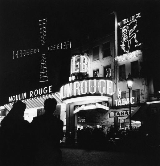 Le Moulin Rouge à Pigalle de nuit. Paris (18e arr.), 1956. Photographie de Janine Niepce (1921-2007). © Janine Niepce / Roger-Viollet