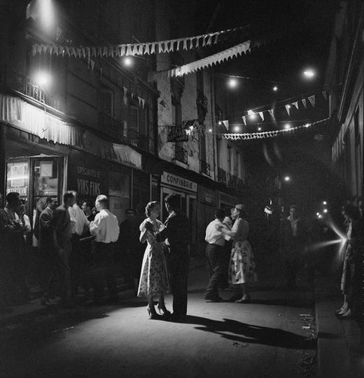 Bal du 14 juillet rue de Lappe. Paris (11e arr.), années 1950. © Janine Niepce / Roger-Viollet