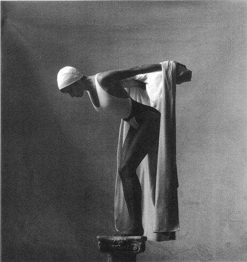 Nigel Scott, Julie Diving, Maillot Noir et Blanc, 1985 © Nigel Scott – Courtesy Corkin Gallery