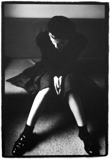 Nigel Scott, Meredith sur le canapé, Paris, 1988 © Nigel Scott – Courtesy Corkin Gallery