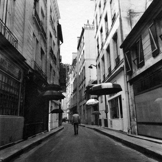 Nigel Scott, Six and 1/2 Umbrellas, Paris, 1989 © Nigel Scott – Courtesy Corkin Gallery