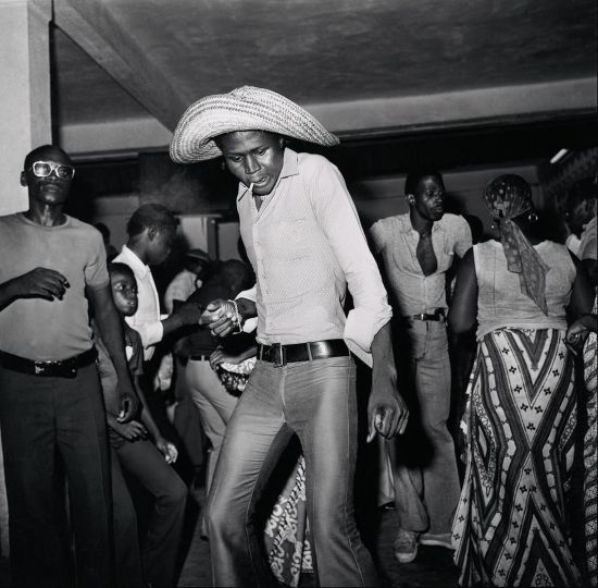 Paul Kodjo, Abidjan, Années 1970, série Les Soirées dansantes Avec l’aimable autorisation des Rencontres du Sud et de in camera galerie.