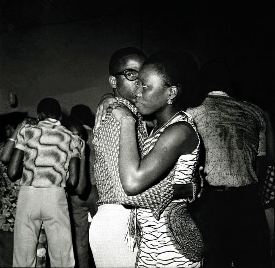 Paul Kodjo, Abidjan, Années 1970, série Les Soirées dansantes Avec l’aimable autorisation des Rencontres du Sud et de in camera galerie.