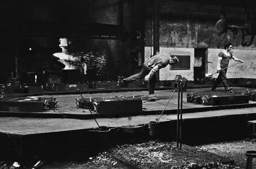 « Coulée sur la chaîne tournante »  Fonderie de Gray [l'usage du feu] © 1969 Catherine Gardone - courtesy Galerie John Doe Books