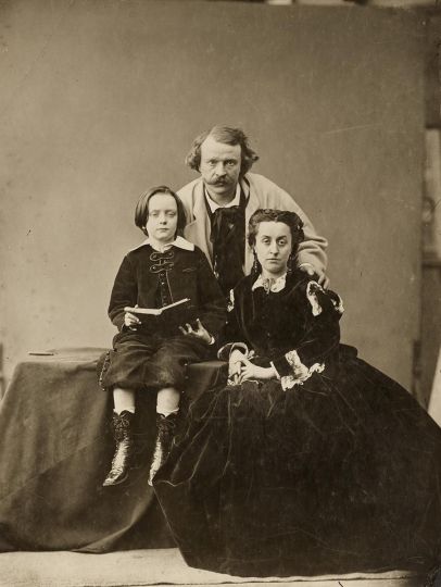 Lot 61 - NADAR (FÉLIX TOURNACHON) (1820-1910) Autoportrait avec sa femme Ernestine et son fils Paul, vers 1863 - tirage argentique, tiré vers 1900 image/feuille : 20.3 x 15.5 cm. (8 x 6⅛ in.) - gelatin silver print, printed circa 1900 €10,000-15,000 US$12,000-17,000 £8,700-13,000 - Courtesy Christie's