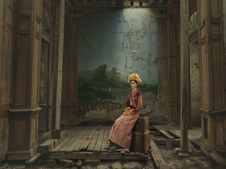 Caught between Worlds © Julia Fullerton-Batten - Courtesy of the artist
