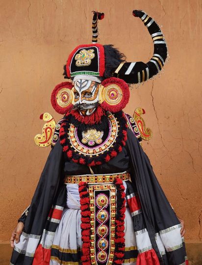Charles Fréger, Mahishasura, Yakshagana, 2019, Stampa getto d_inchiostro Fine Art, 101 x 77 cm, 5 + 2 AP. © Courtesy Cartacea Galleria