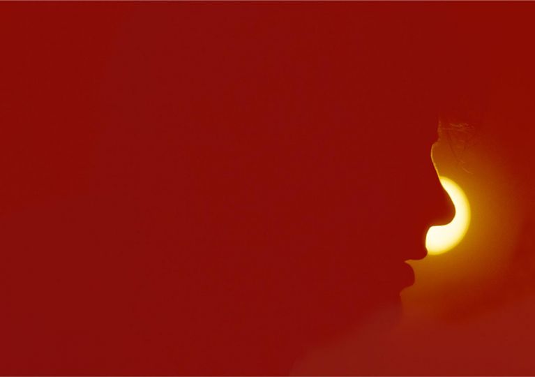 Alain Delon rouge © Jean-Marie Périer