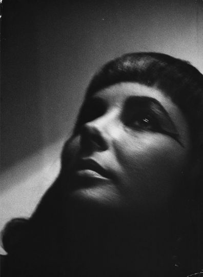 Elizabeth Taylor (British, 1932 – 2011) © Roddy Macdowall, photographer (British, 1928 - 1998) - Courtesy Keith de Lellis Gallery