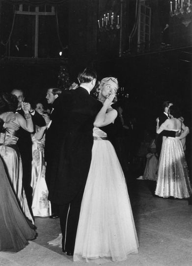 Baiser valsé, bal á l'hotel Lambert 1er juin 1950 © Atelier Robert Doisneau