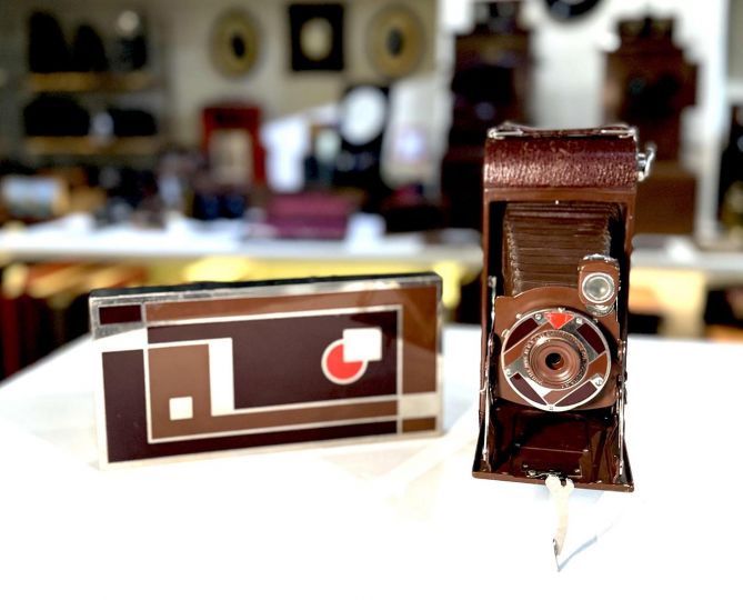 1930, the Kodak Gift No. 1A Junior Art Deco ‘folding camera’, ready to shoot with lid / 1930, l'« appareil photo pliable » Kodak Gift n° 1A Junior Art déco, prêt à prendre des photos avec son couvercle