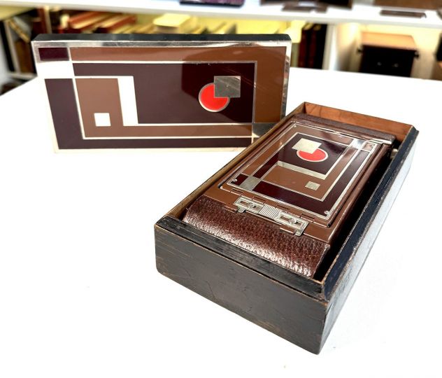 1930, the Kodak Gift No. 1A Junior Art Deco ‘folding camera’, in it's box with lid / 1930, l’« appareil photo pliant » Kodak Gift n° 1A Junior Art-Déco boïte avec camera