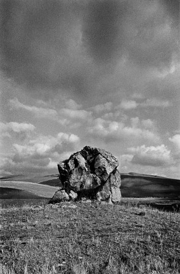 Frank Horvat, giant stone, Alcamo, Italy, 1981 © Frank Horvat