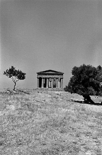 Frank Horvat, the greek temple, Agrigento, Italy, 1981 © Frank Horvat